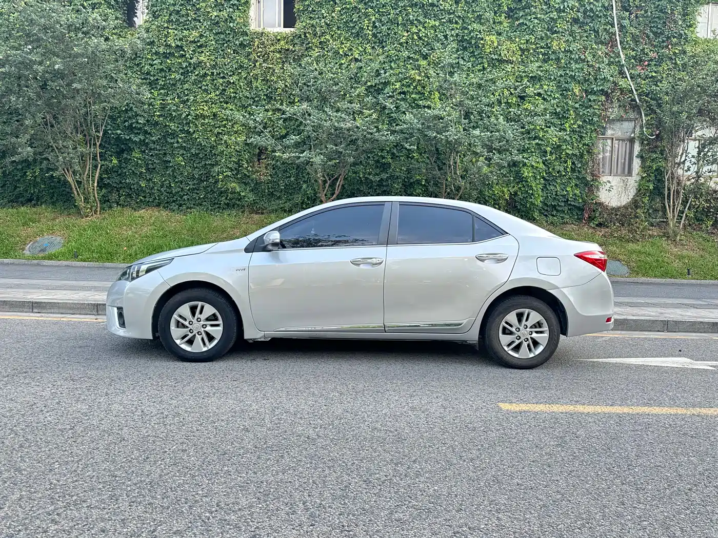 Toyota Corolla 2016 1.6L CVT GL-i Cool Edition фото 3