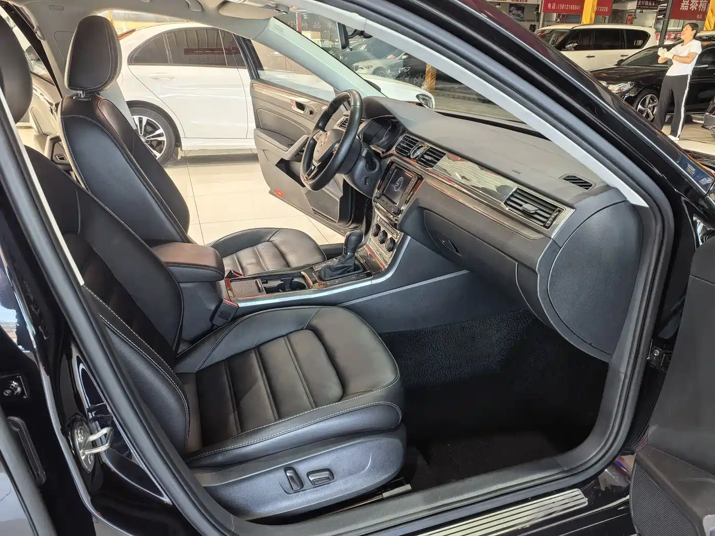 Volkswagen Passat 2017 330TSI DSG Prestige фото 7