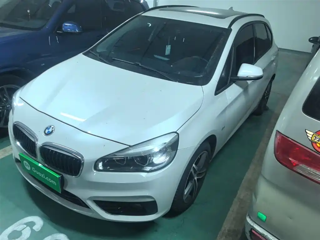 BMW 2 Series Touring 2016 218i Sport Design Package фото 2