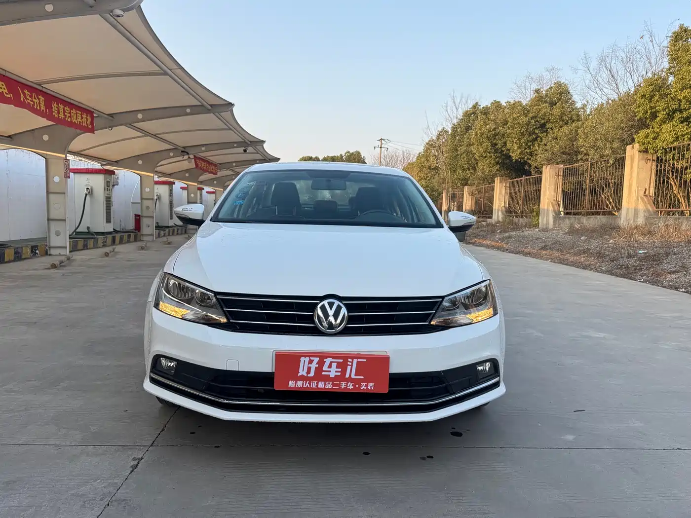 Volkswagen Sagitar 2015 1.6L Automatic Comfort фото 2
