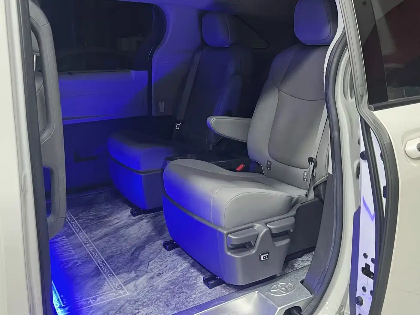 Toyota Sienna 2023 2.5L Hybrid Luxury Edition фото 6