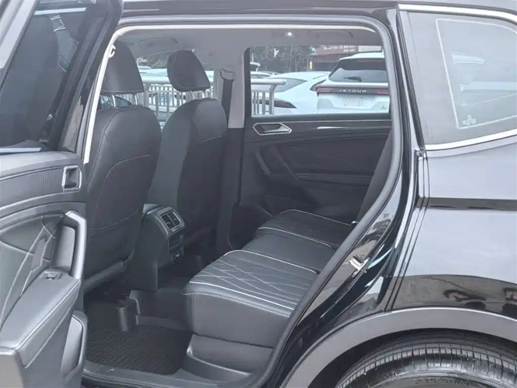 Volkswagen Tiguan L 2023 330TSI Auto 2WD R-Line Premium Edition фото 6