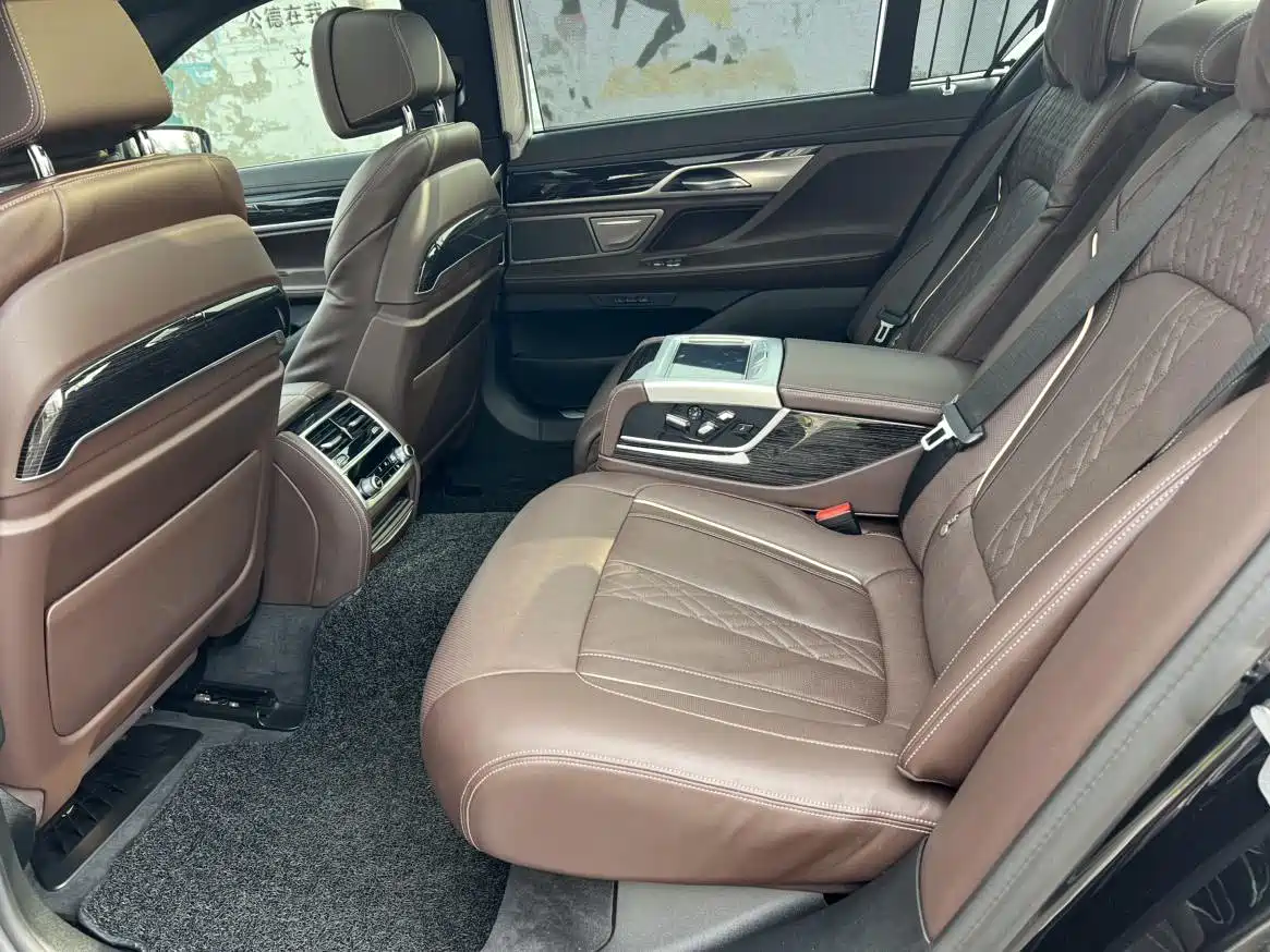 BMW 7 Series 2021 Model 730Li M Sport Package фото 12