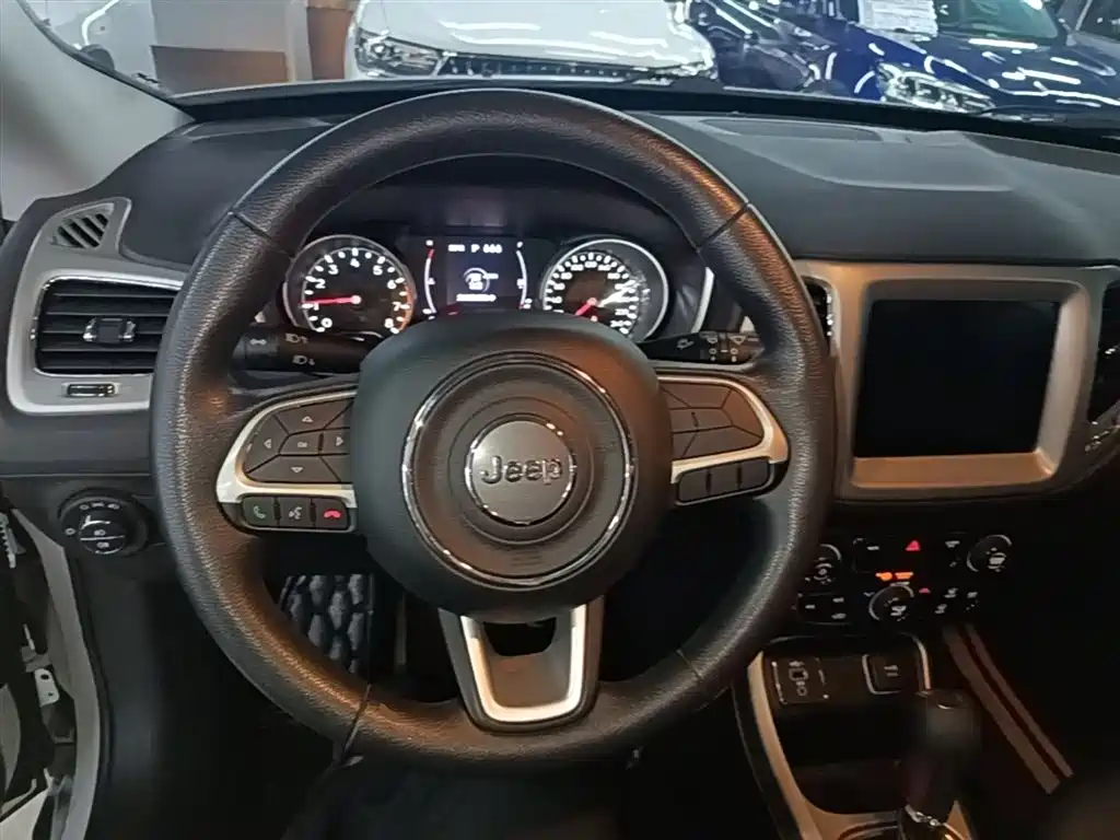 Фото 11 - Jeep Compass