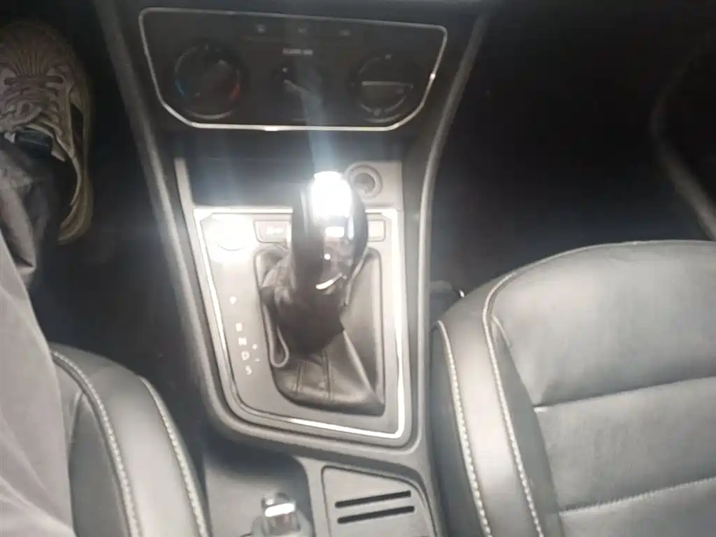 Volkswagen Lavida 2017 1.6L Automatic Comfort Edition фото 14