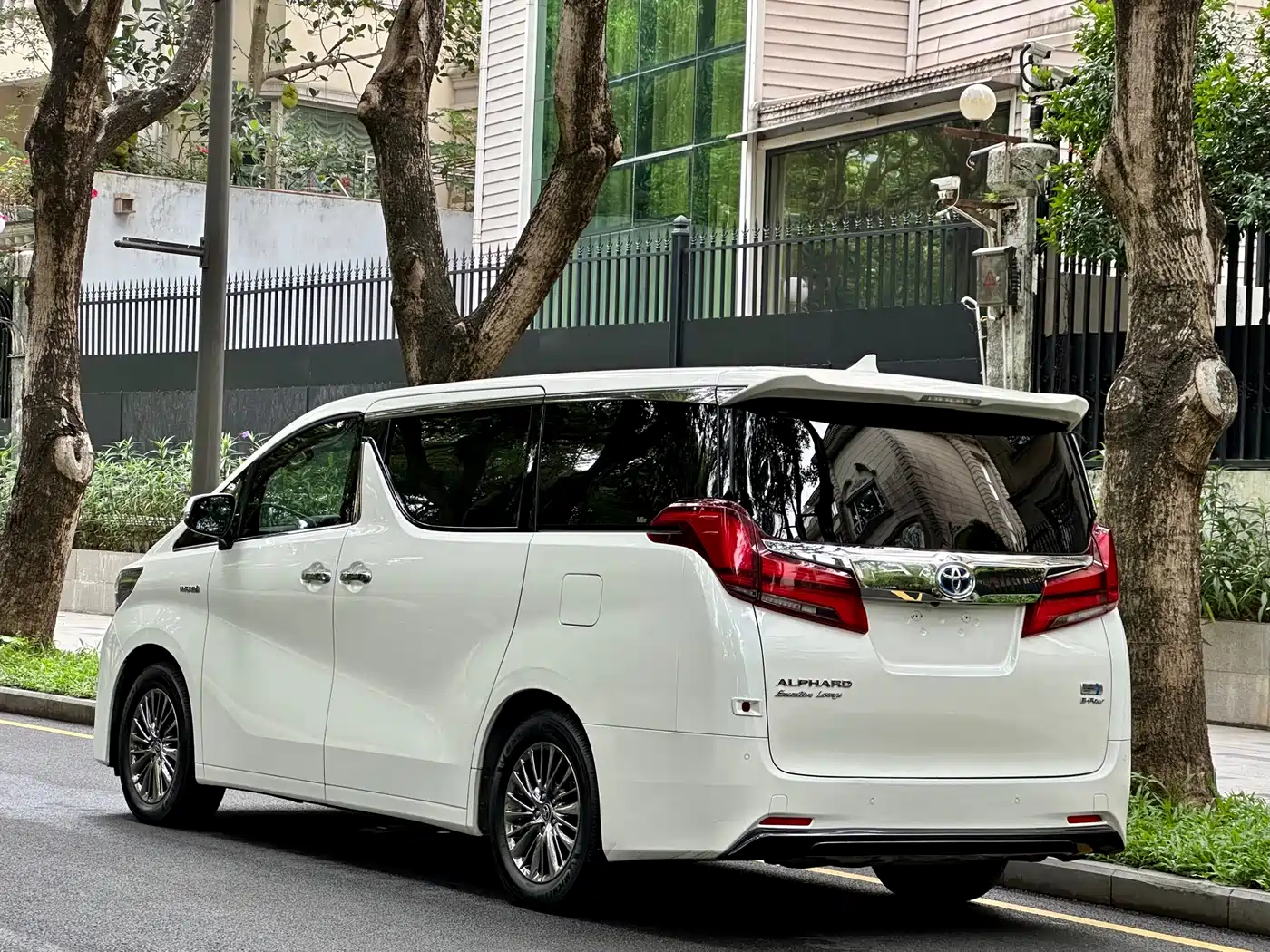 Toyota Alphard 2021 Hybrid 2.5L Premium фото 30