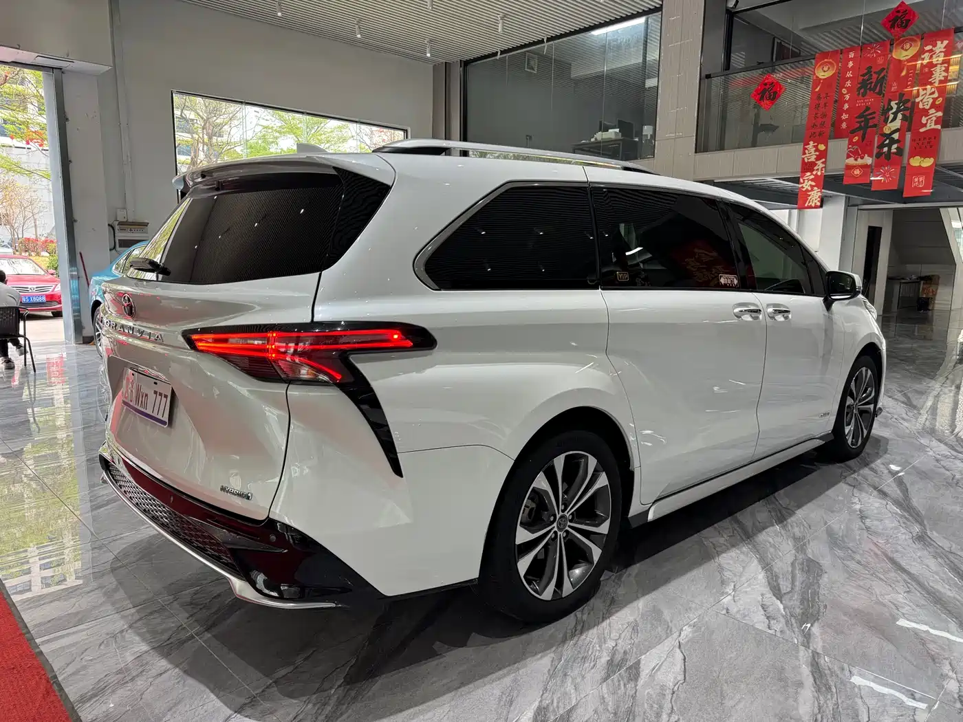 Toyota Granvia 2023 2.5L Hybrid VIP Edition фото 32