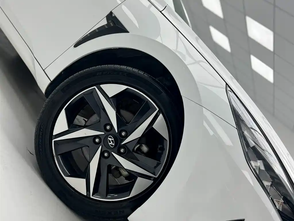 Hyundai Elantra 2022 1.5L CVT LUX Premium Edition фото 13