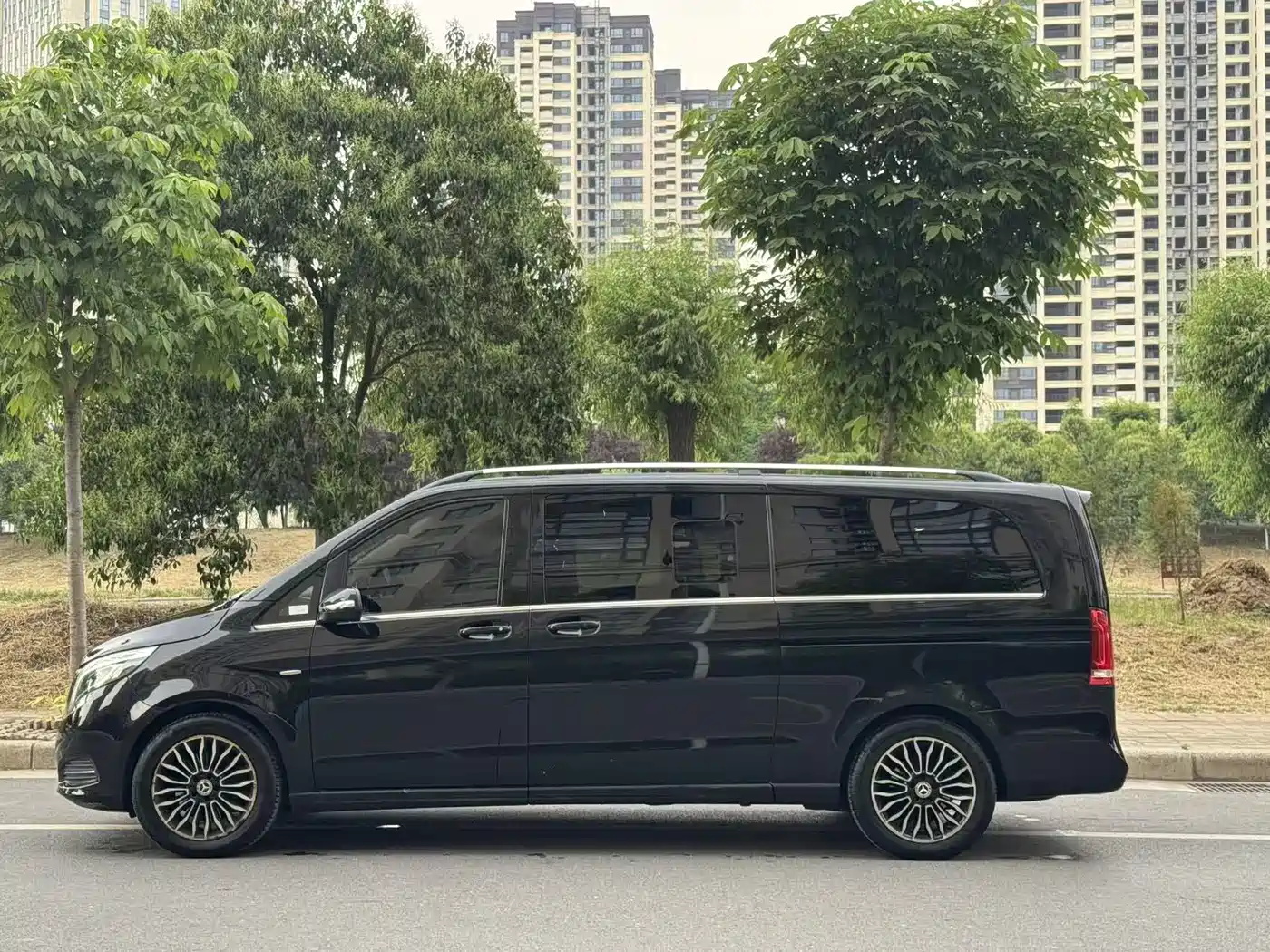 Mercedes-Benz V-Class 2018 V 260 L Premium Long Wheelbase Edition China VI фото 7