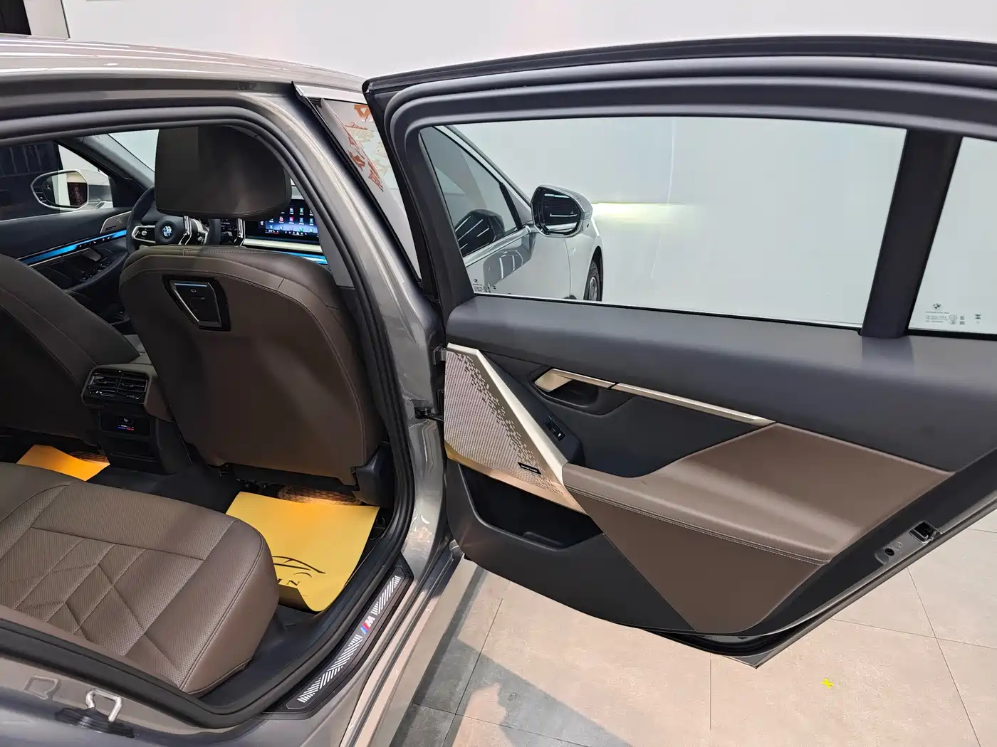 BMW 5 Series 2024 530Li Leading M Sport Package фото 10
