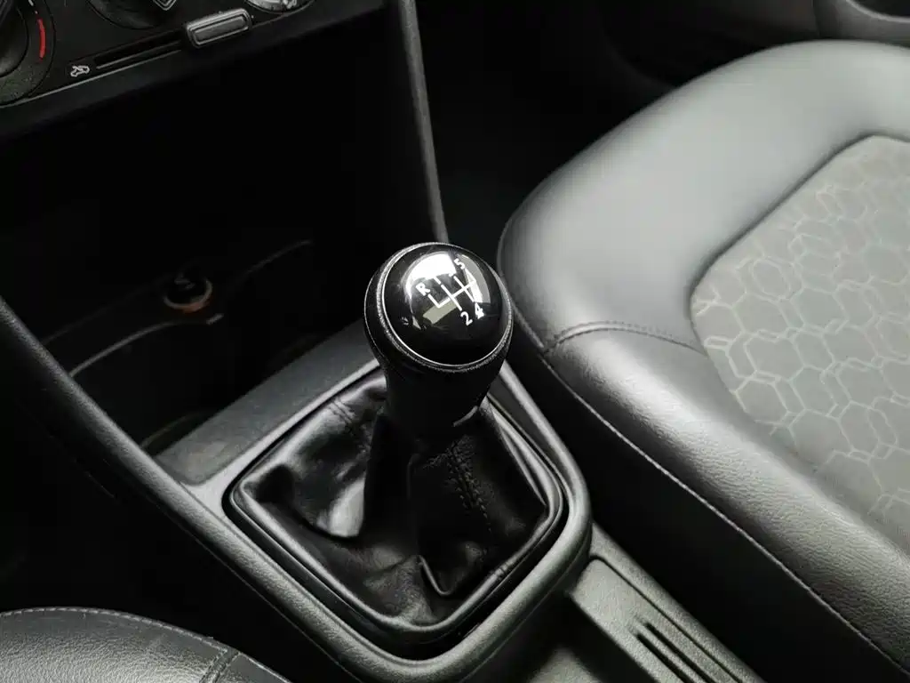 Volkswagen Santana 2015 1.6L Manual Comfort Edition фото 13