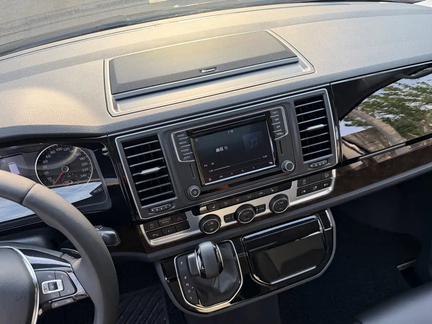 Volkswagen Multivan 2019 2.0TSI 4WD Premium 7-seater фото 9