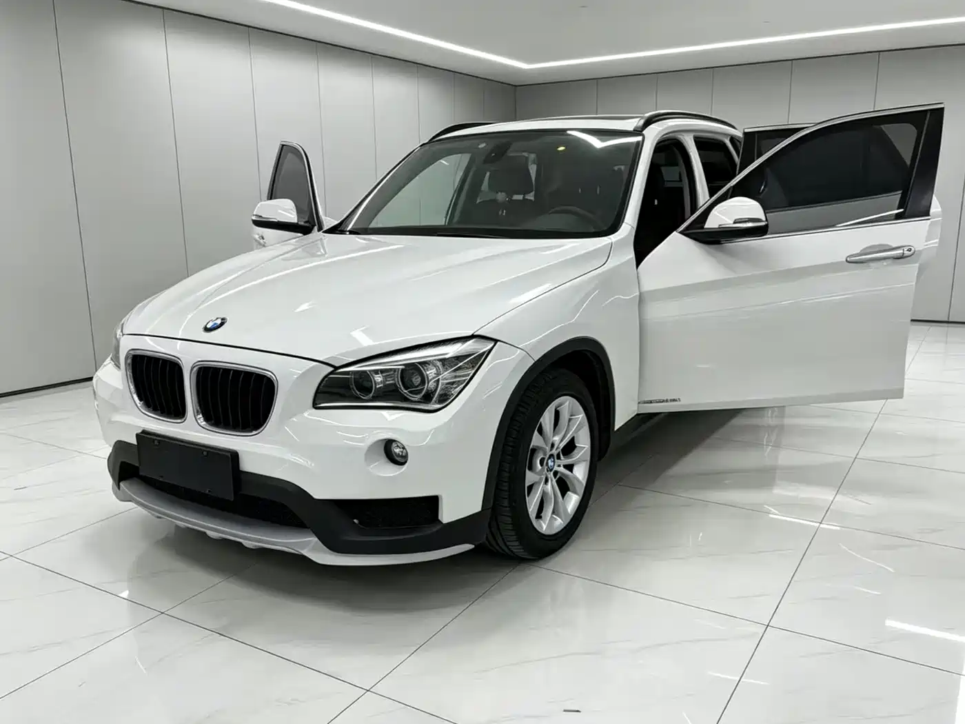 BMW X1 2014 sDrive18i Fashion Edition фото 2