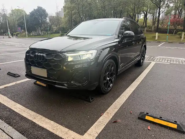 AUDI Q7 2025
