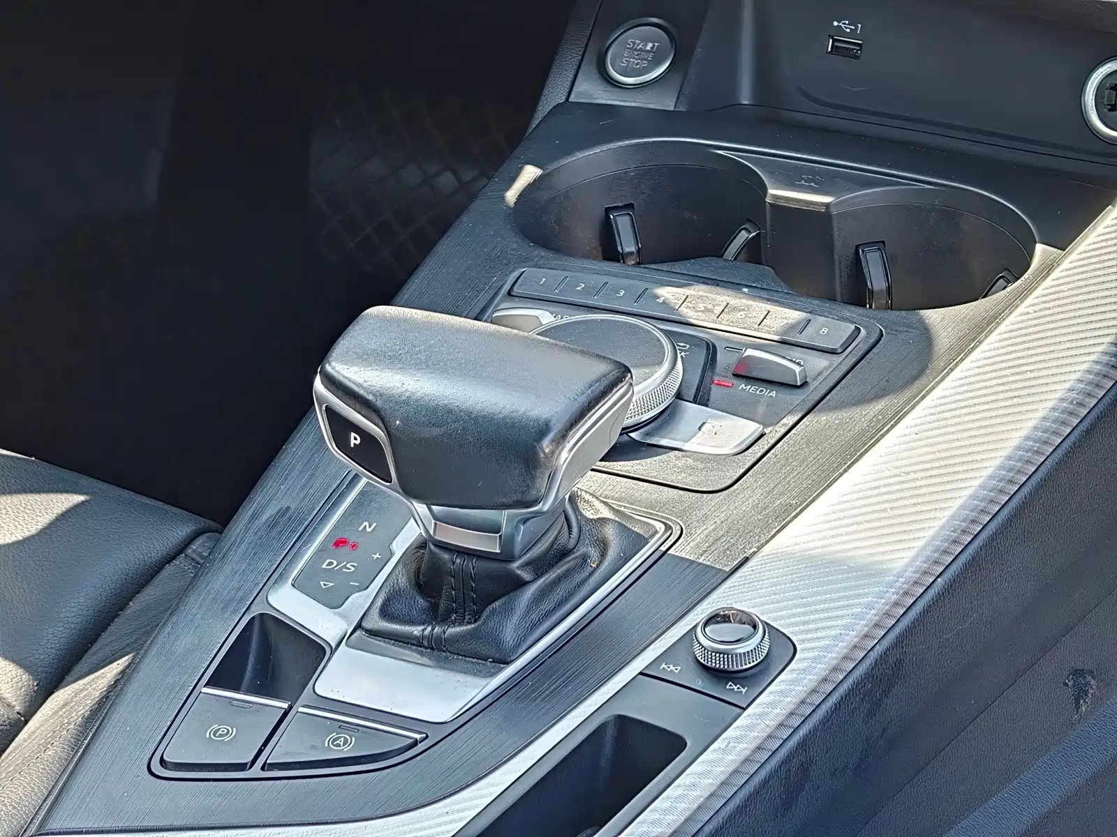 Фото 11 - Audi A4L