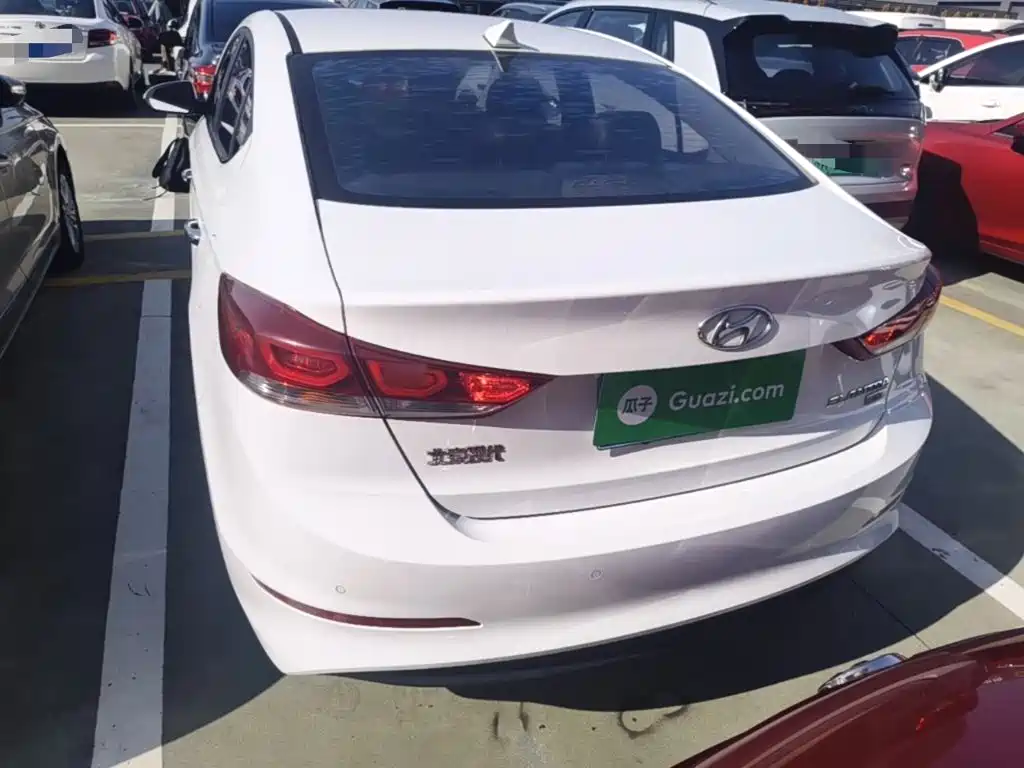 Photo 6 - Hyundai Elantra