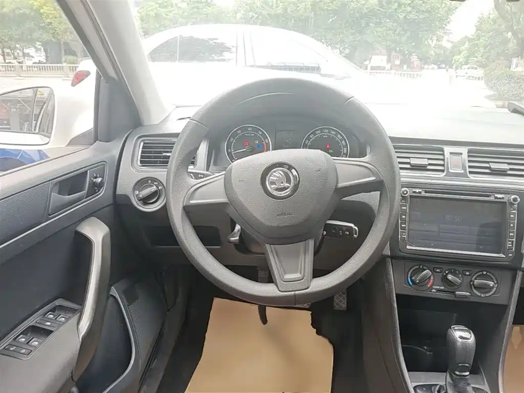 Škoda Skoda Rapid Spaceback 2016 Facelift 1.6L Automatic Forward Edition фото 11