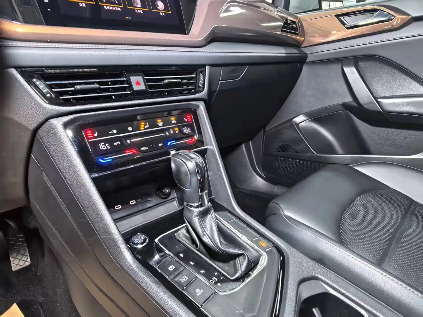 Volkswagen Tharu 2022 280TSI FWD Luxury Edition фото 17