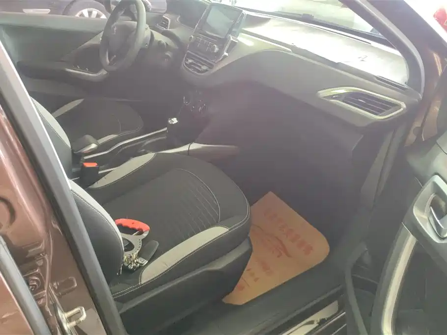 Peugeot 2008 2015 1.6L Automatic Cool Edition фото 8
