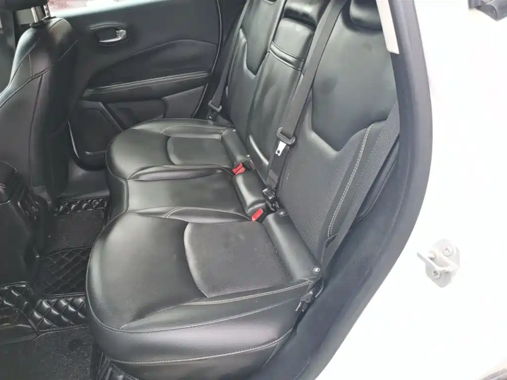 Фото 17 - Jeep Compass