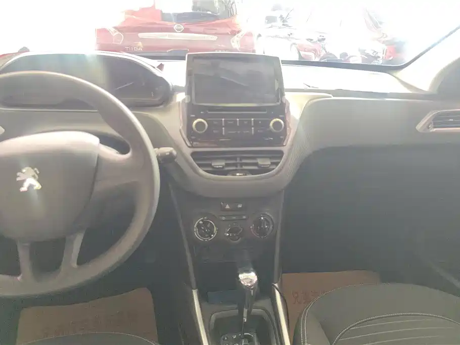 Peugeot 2008 2015 1.6L Automatic Cool Edition фото 13