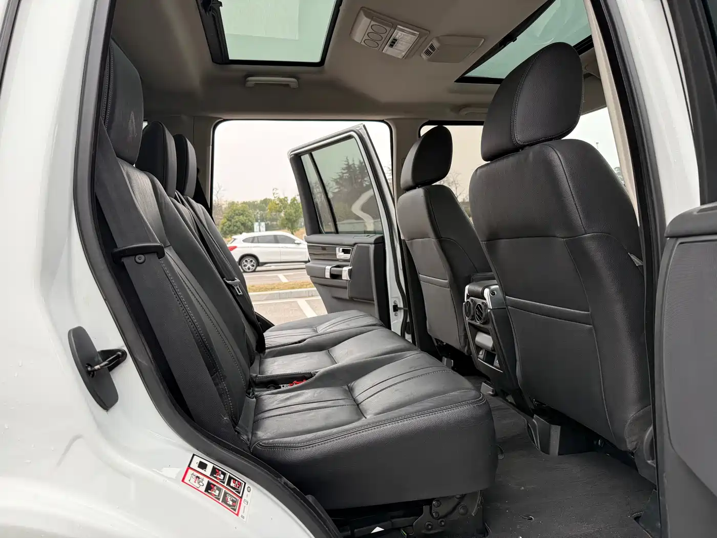 Land Rover Discovery 2015 3.0 SC V6 SE фото 13