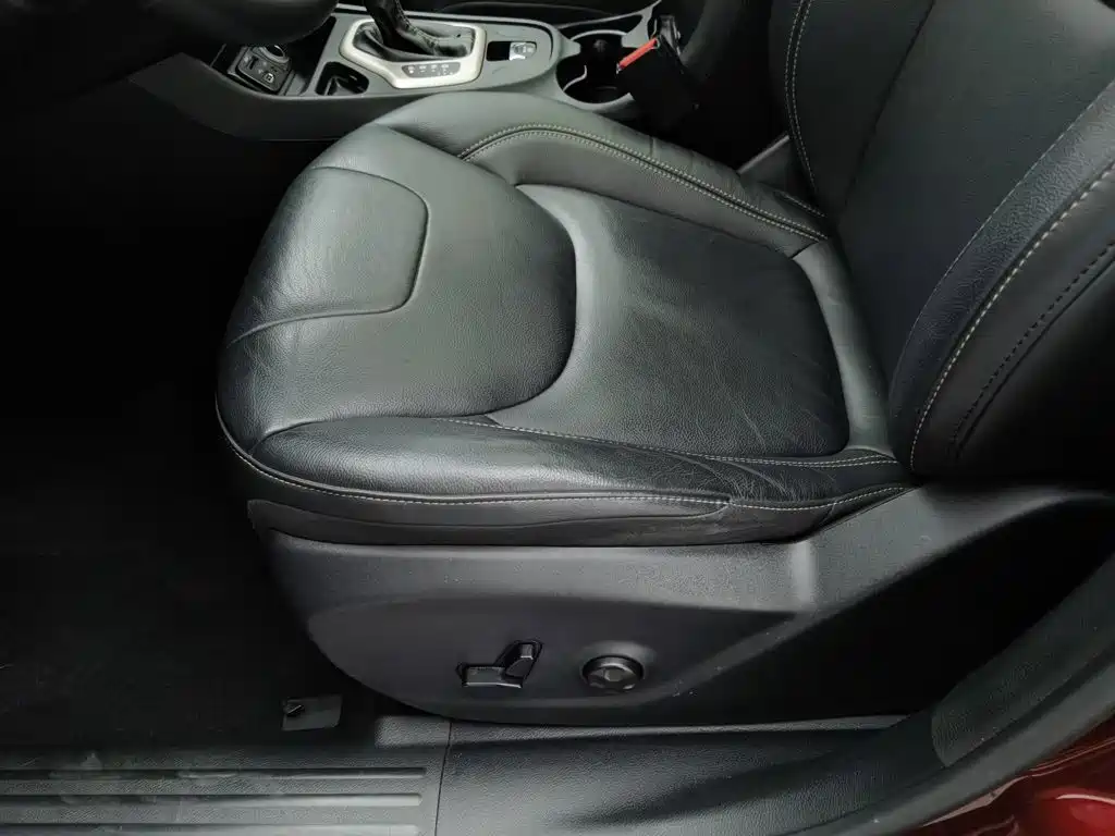Photo 20 - Jeep Cherokee