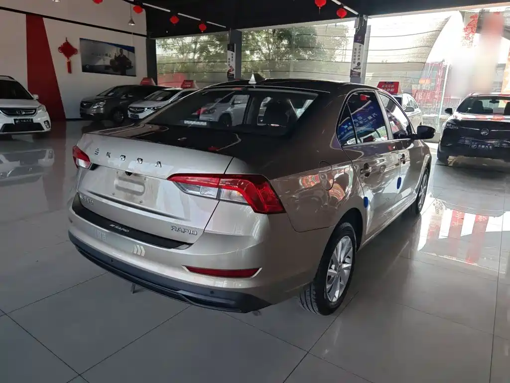 Фото 8 - Škoda Rapid