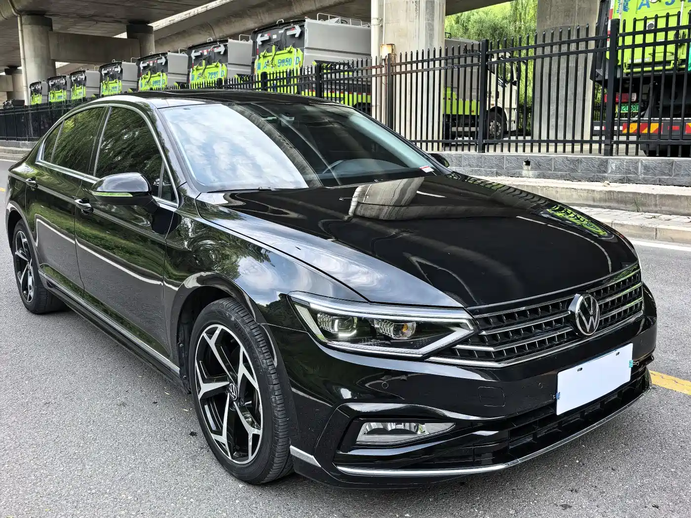 Volkswagen Magotan 2023 Model 2 Million Commemorative Edition 330TSI DSG Luxury фото 3