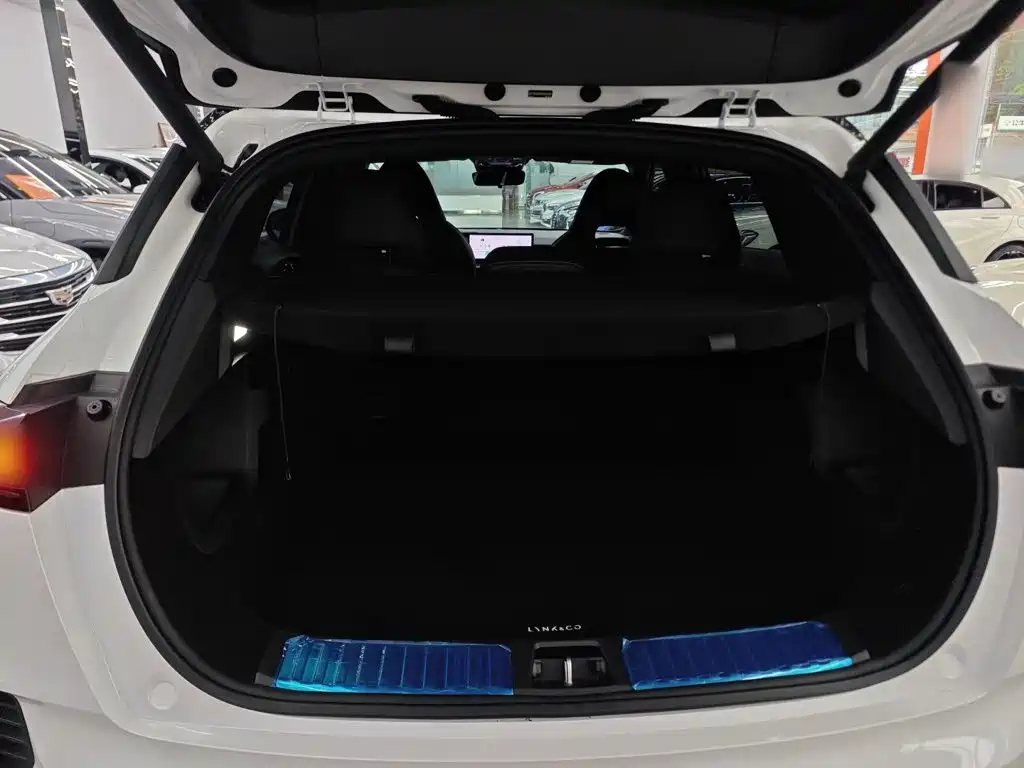 Photo 17 - Lynk & Co 06
