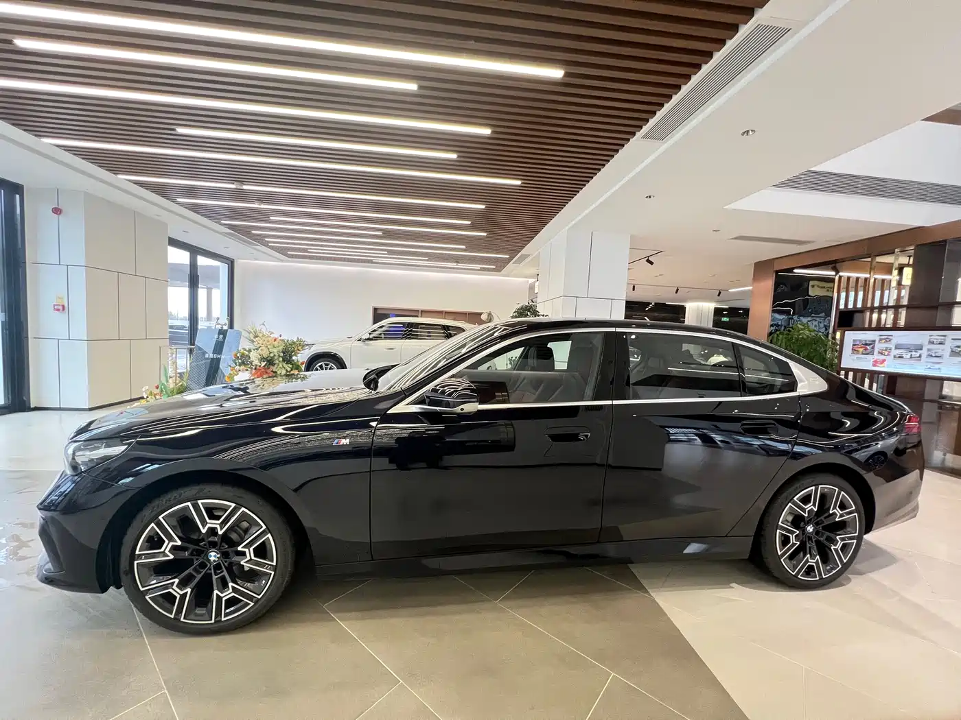 BMW 5 Series 2025 530Li Premium M Sport Package фото 3