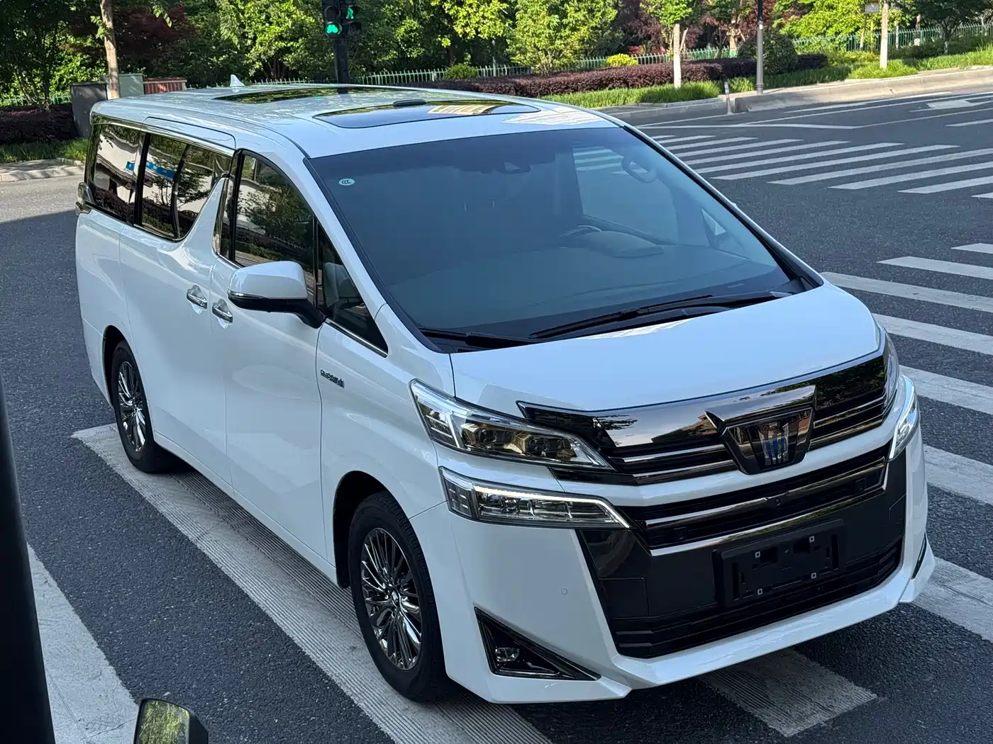 Toyota Vellfire 2023 Crown Hybrid 2.5L HV Luxury фото 3