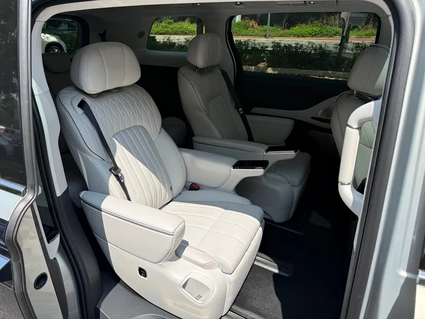 Voyah Auto Voyah Dreamer 2025 PHEV AWD Flagship Qian Kun Edition фото 14