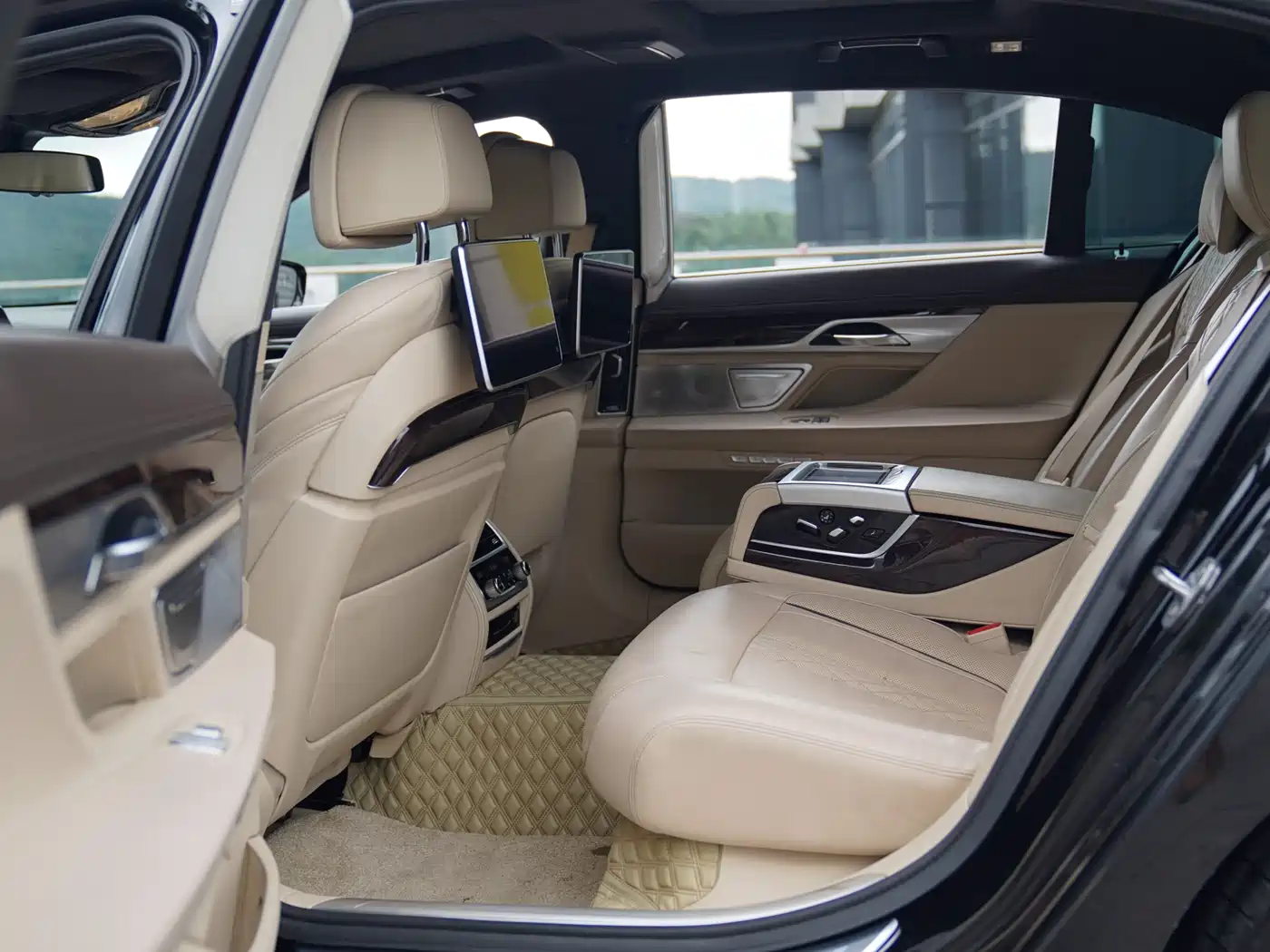 BMW 7 Series 2016 740Li Premium фото 6
