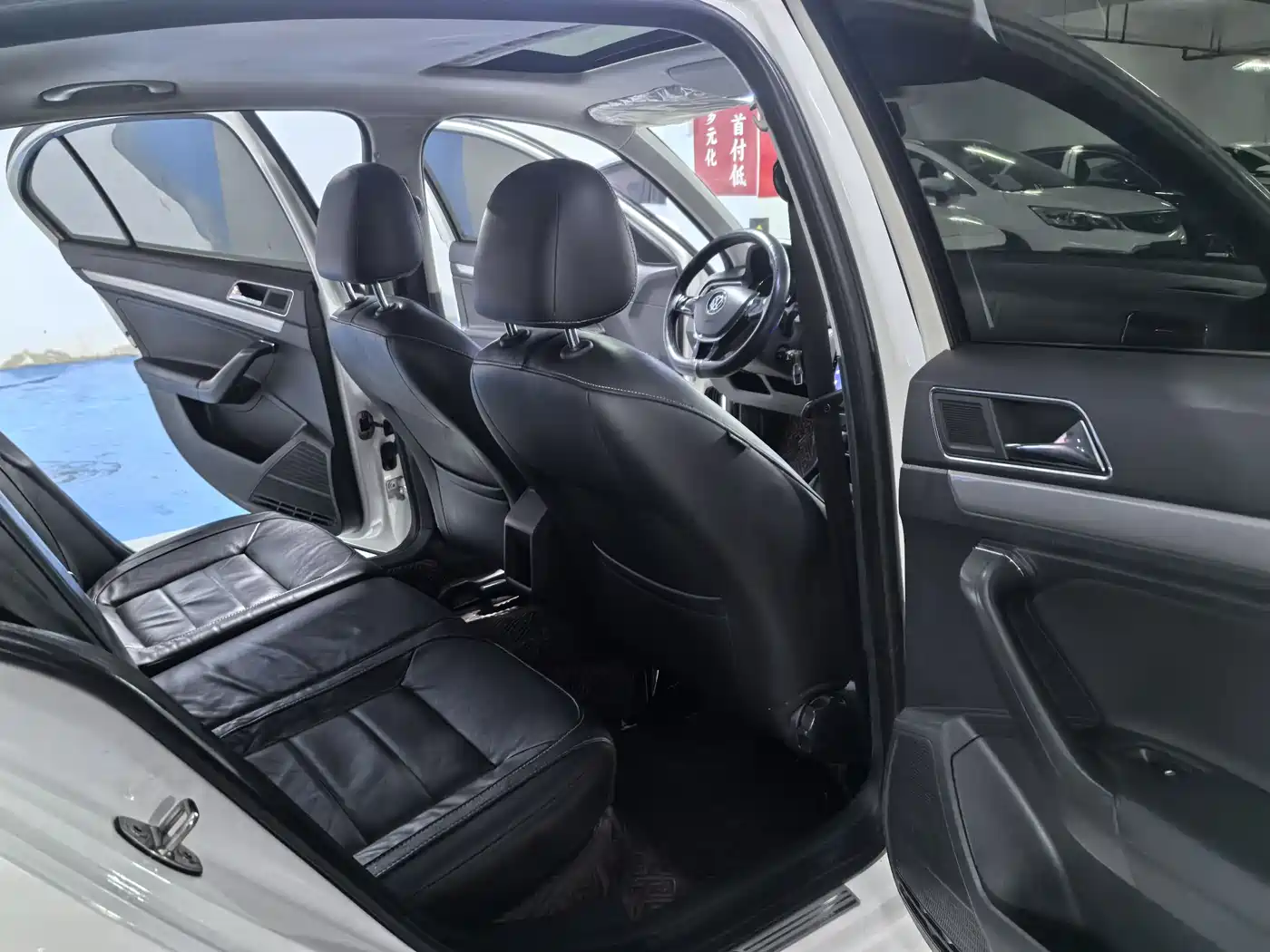 Volkswagen Lavida 2015 1.6L Automatic Comfort Edition фото 10