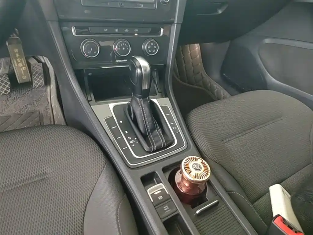 Volkswagen Golf 2017 1.6L Auto Comfort Millionth Edition фото 14
