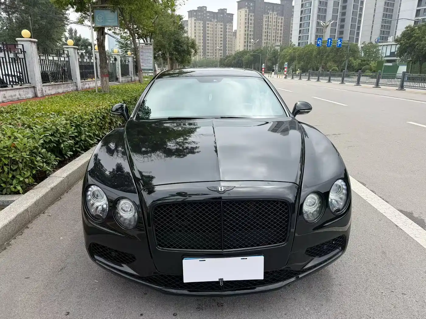 Фото 2 - Bentley Flying Spur