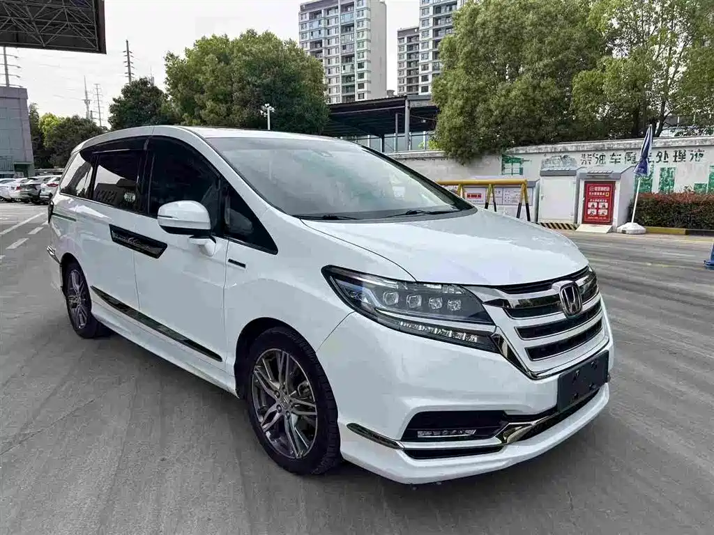 Honda Elysion 2019 2.0L Hybrid Luxury Edition фото 3