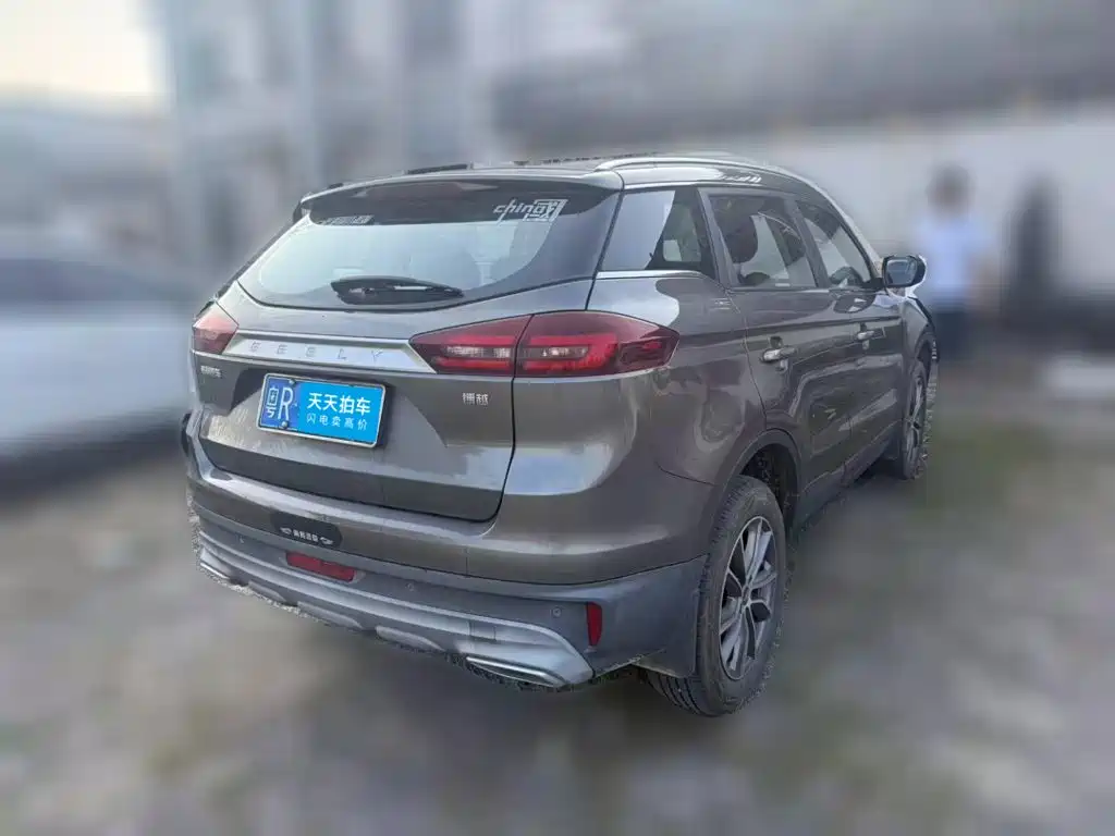 Фото 2 - Geely Atlas