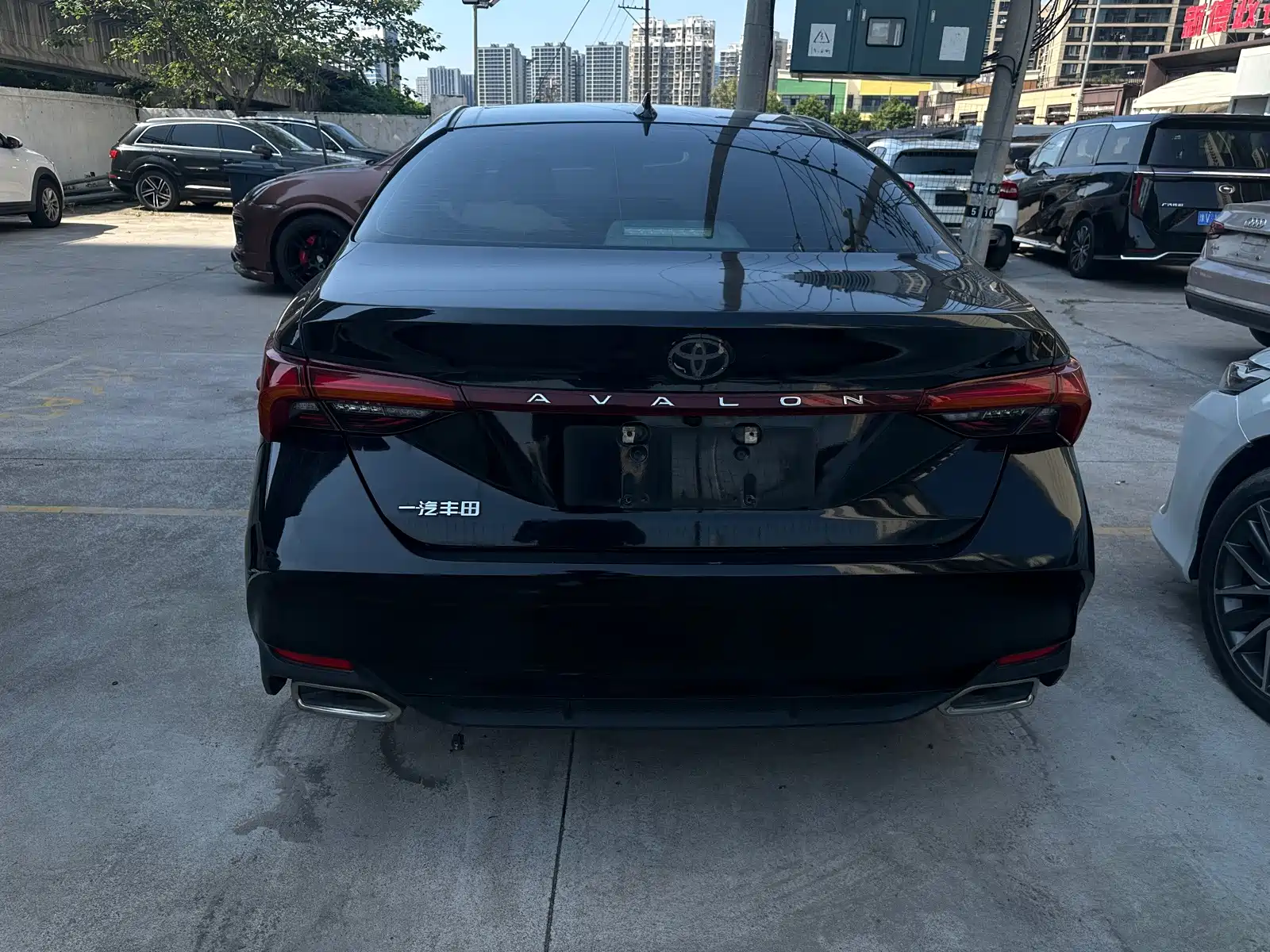 Photo 7 - Toyota Avalon