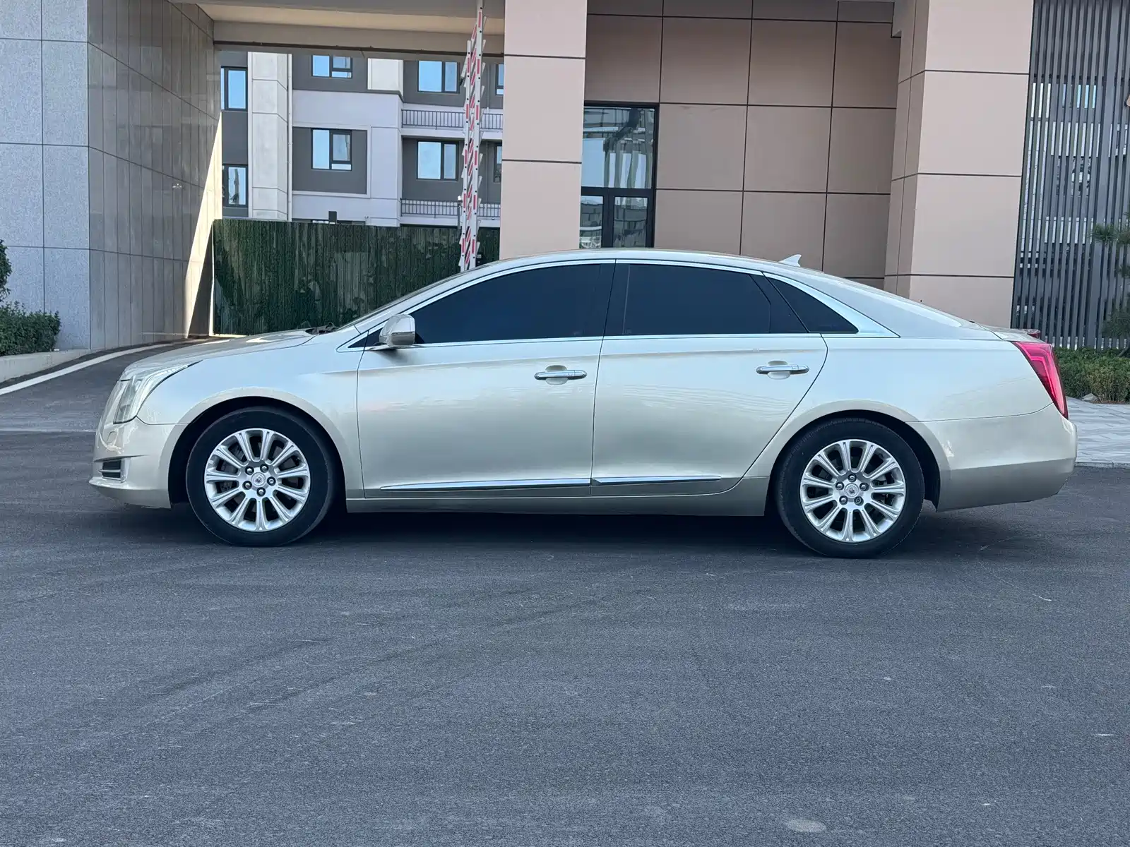 صورة 2 - Cadillac XTS