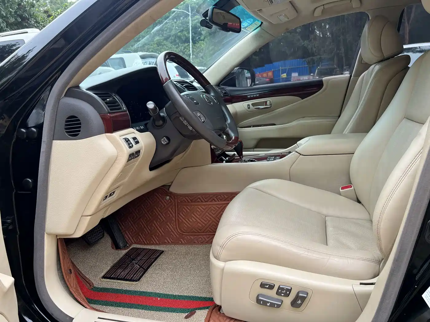 Фото 8 - Lexus LS