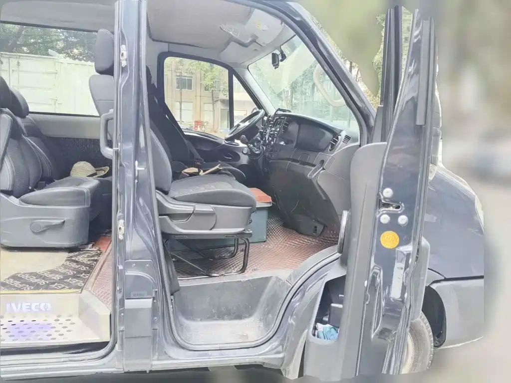 Iveco Daily 2022 2021 2.0T Manual Chaorui Long Wheelbase Short Overhang High Roof Manual Door F1A