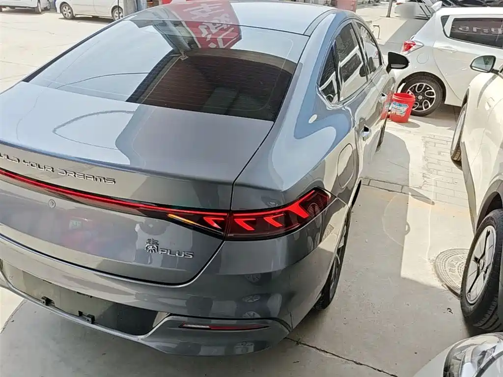 BYD Qin PLUS 2024 Glory Edition DM-i 55KM Leading фото 7