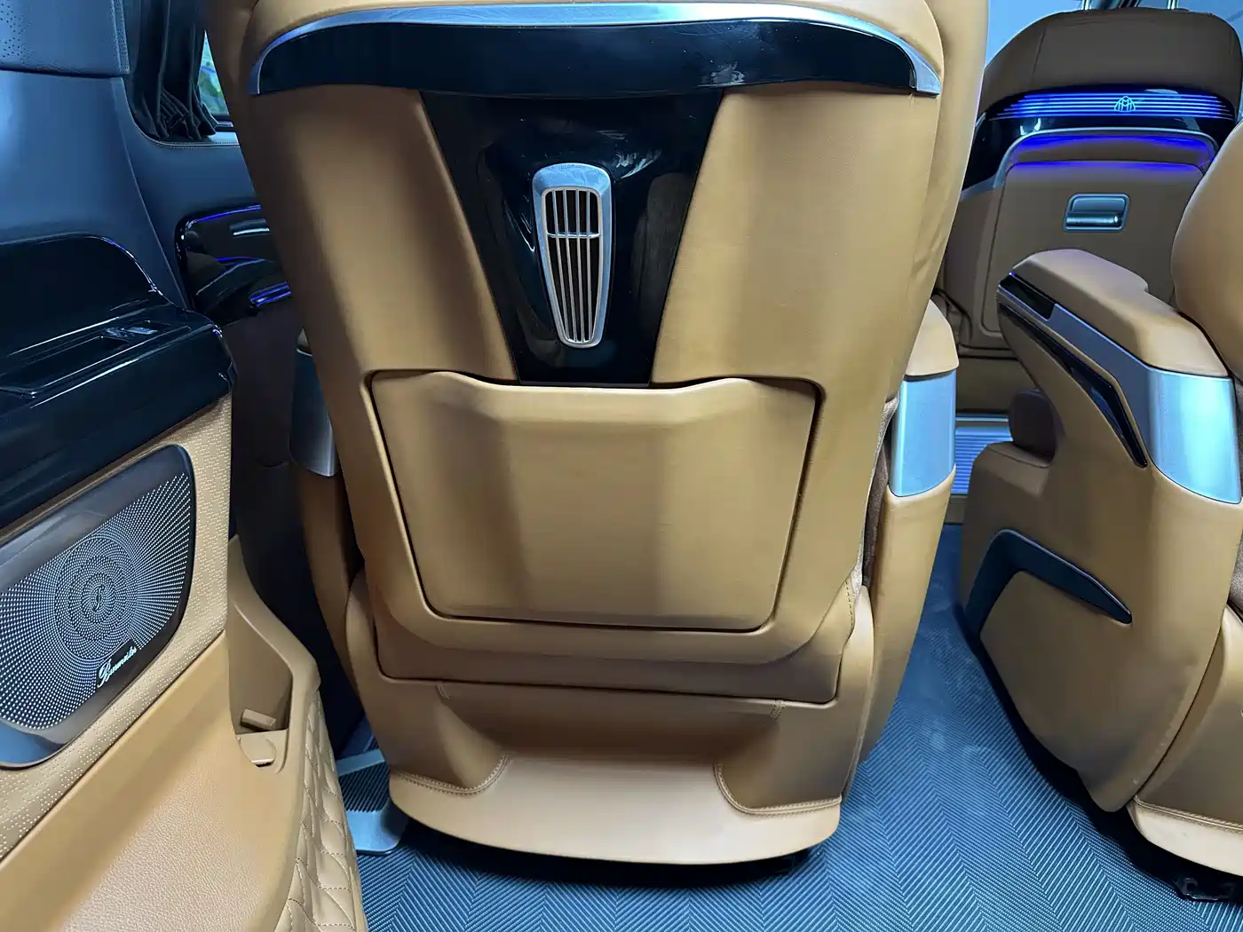 Mercedes-Benz Vito 2023 2.0T Business 7-Seater фото 12