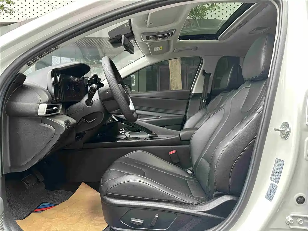 Hyundai Elantra 2021 1.5L CVT LUX Premium Edition фото 4