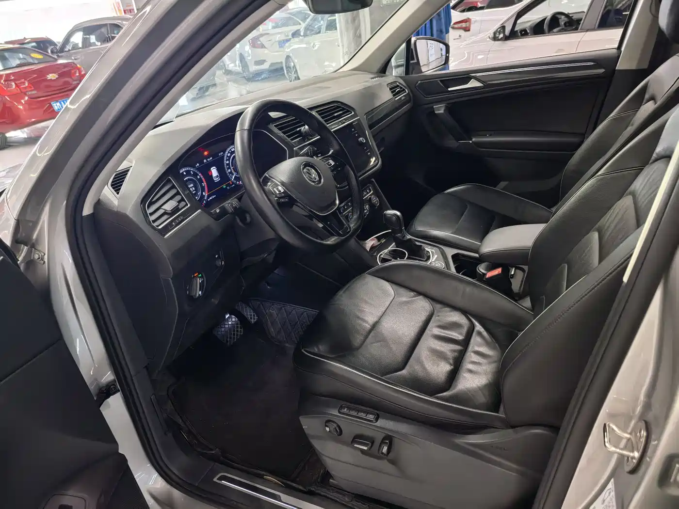 VOLKSWAGEN TIGUAN