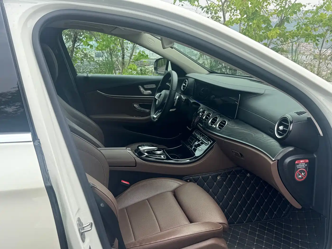 صورة 9 - Mercedes-Benz E-Class