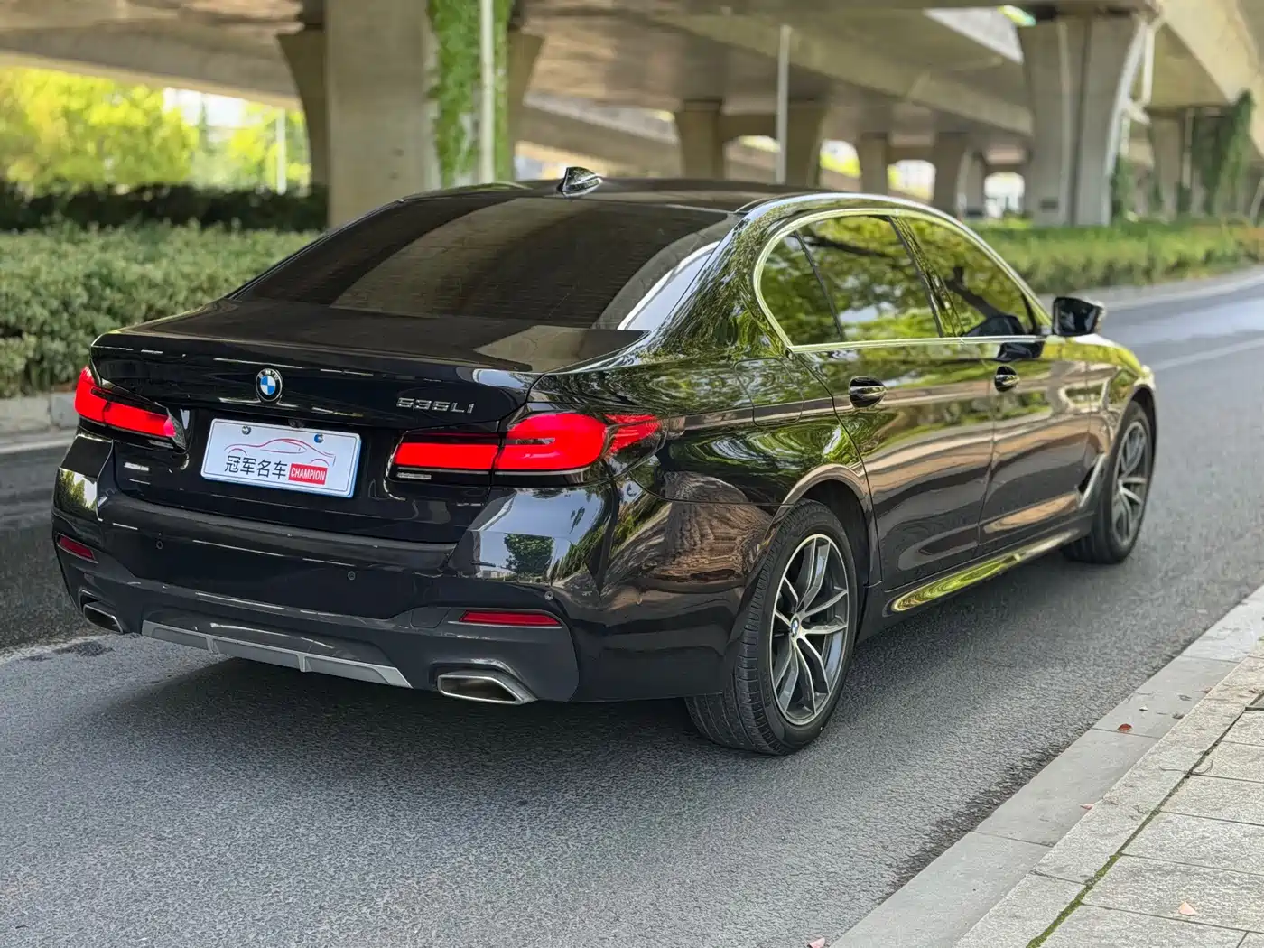 BMW 5 Series 2022 525Li M Sport Package фото 10