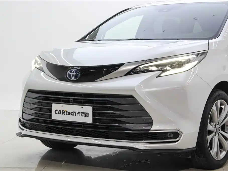 Toyota Sienna 2023 2.5L Hybrid Premium Edition фото 32